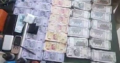 जबलपुर में रुपए दोगुने करने का लालच देकर नकली नोट थमाने वाले दो ठग गिरफ्तार; 7.5 लाख के नकली नोट बरामद 3 In Jabalpur, two thugs who handed over fake notes luring them to double the money, arrested; Fake notes worth Rs 7.5 lakh recovered, Jabalpur, Kalluram News, Fraud, Today Updates