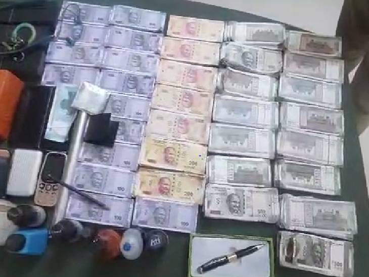 जबलपुर में रुपए दोगुने करने का लालच देकर नकली नोट थमाने वाले दो ठग गिरफ्तार; 7.5 लाख के नकली नोट बरामद 1 In Jabalpur, two thugs who handed over fake notes luring them to double the money, arrested; Fake notes worth Rs 7.5 lakh recovered, Jabalpur, Kalluram News, Fraud, Today Updates
