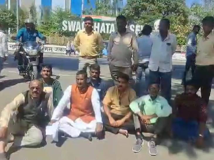 In Jabalpur, Ben Samaj people sat on strike outside the Municipal Corporation, Jabalpur, Kalluram News, Nagar Nigam