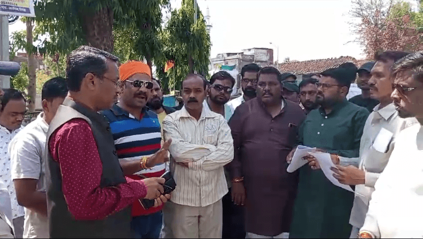 जबलपुर में शराब दुकान संचालकों की मनमानी के खिलाफ मुख्यमंत्री के नाम ज्ञापन सौंपा 1 Memorandum submitted to the Chief Minister against the arbitrariness of liquor shop operators in Jabalpur, Jabalpur, Kalluram News