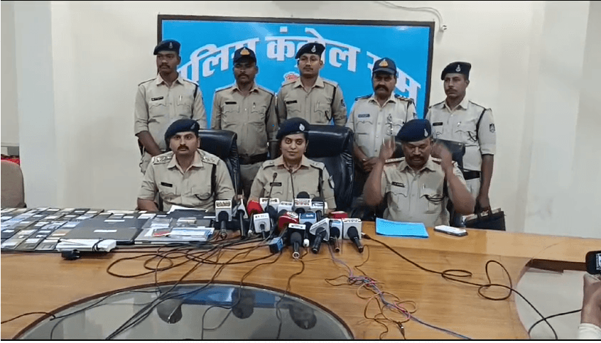 महादेव सट्टा ऐप का MP कनेक्शन, जबलपुर में 11 सटोरिए गिरफ्तार; 67 मोबाइल, 65 एटीएम और 8 पासबुक जब्त 1 MP connection of Mahadev Satta app, 11 bookies arrested in Jabalpur; 67 mobiles, 65 ATMs and 8 passbooks seized, Jabalpur, Crime, Mahadev Satta App, Kalluram News, Police Action