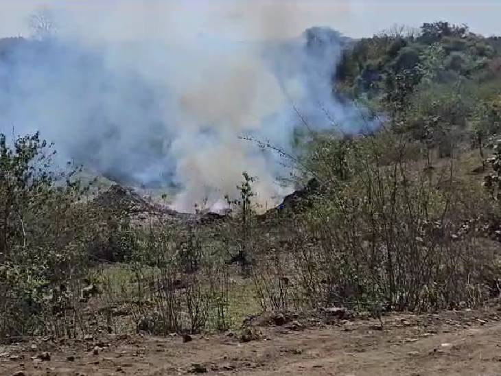गड्ढे में ढाई लाख के पटाखे डालकर लगा दी आग, एक घंटे तक होते रहे ब्लास्ट 1 Firecrackers worth two and a half lakhs were put in the pit and set on fire, blasts continued for an hour, Jabalpur, Kalluram News, Firecracker destroyed