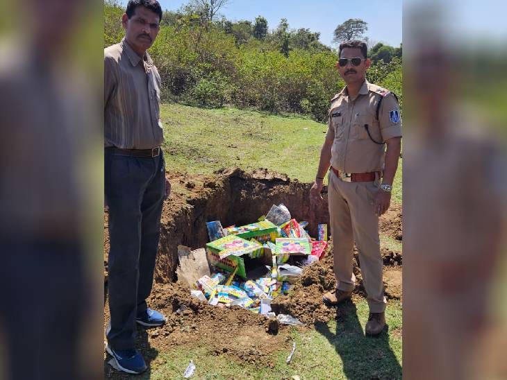 गड्ढे में ढाई लाख के पटाखे डालकर लगा दी आग, एक घंटे तक होते रहे ब्लास्ट 2 Firecrackers worth two and a half lakhs were put in the pit and set on fire, blasts continued for an hour, Jabalpur, Kalluram News, Firecracker destroyed