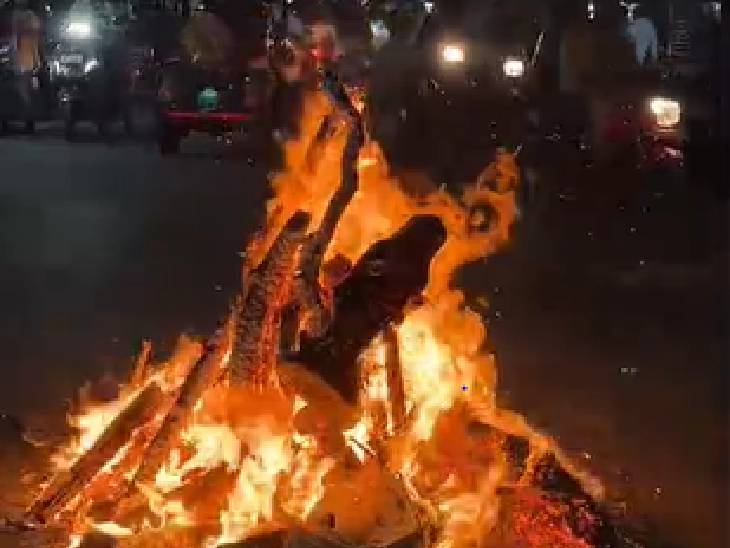 महाकाल मंदिर से लेकर इंदौर, भोपाल, जबलपुर और नर्मदापुरम में जलाई होली, एक-दूसरे को लगाया रंग 9 From Mahakal Temple to Indore, Bhopal, Jabalpur and Narmadapuram, Holi was lit, people applied colors to each other, Holika Dahan, Kalluram News, Ujjain, Bhopal, Holi, Today Updates