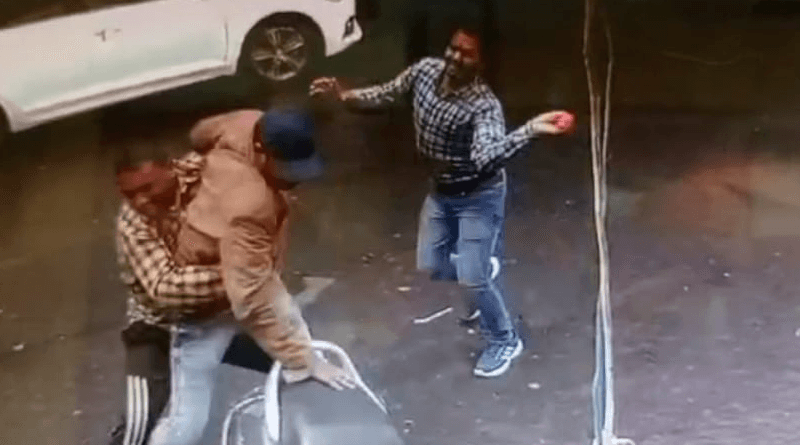 The miscreant stabbed the businessman in broad daylight, to save himself the businessman threw chilli in his eyes and then handed him over to the police, Jabalpur, Kalluram News, Attack, Crime