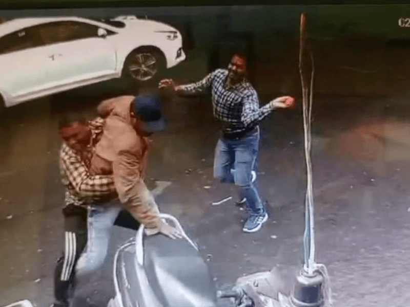 बदमाश ने दिनदहाड़े व्यापारी को चाकू मारा, बचने के लिए कारोबारी ने आंख में मिर्च झोंकी फिर पुलिस को सौंपा 1 The miscreant stabbed the businessman in broad daylight, to save himself the businessman threw chilli in his eyes and then handed him over to the police, Jabalpur, Kalluram News, Attack, Crime