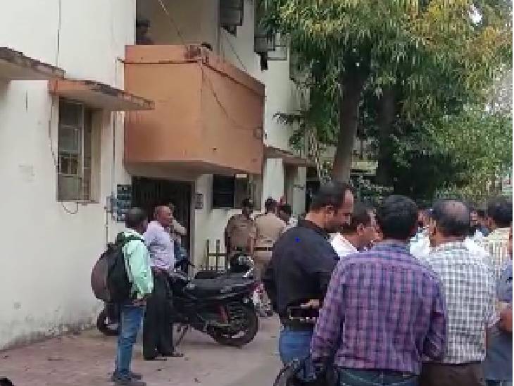 जबलपुर में रेलवेकर्मी और बेटे का मर्डर, 8 साल के बच्चे को मार कर फ्रिज में डाला; 14 साल की बेटी लापता 1 Railway worker and son murdered in Jabalpur, 8 year old child was killed and put in the fridge; 14 year old daughter missing, Jabalpur, Kalluram News, Double Murder, Crime