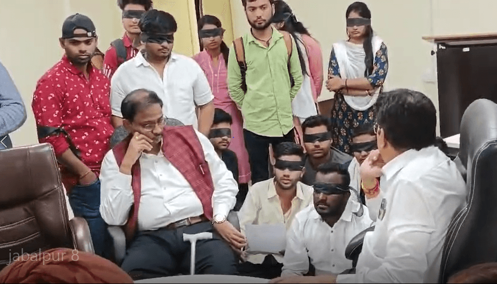 टाइम टेबल जारी कर परीक्षा लेना भूली यूनिवर्सिटी, जबलपुर में RDVV की लापरवाही; हंगामे के बाद नया शेड्यूल जारी 1 University forgot to take the exam by issuing time table, negligence of RDVV in Jabalpur; New schedule released after uproar, Jabalpur, RDVV, Kalluram News