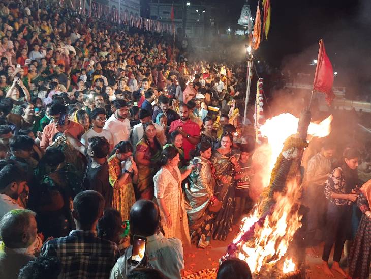 महाकाल मंदिर से लेकर इंदौर, भोपाल, जबलपुर और नर्मदापुरम में जलाई होली, एक-दूसरे को लगाया रंग 6 From Mahakal Temple to Indore, Bhopal, Jabalpur and Narmadapuram, Holi was lit, people applied colors to each other, Holika Dahan, Kalluram News, Ujjain, Bhopal, Holi, Today Updates