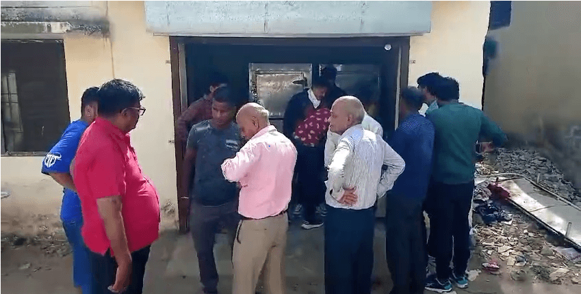 युवक ने की पत्थर से कुचल कर पिता की हत्या, काम के लिए रोकने-टोकने पर किया हमला 1 Young man killed his father by crushing him with a stone, attacked him when he stopped him for work, Murder, Kalluram News, Narsinghpur, Crime< MP Local