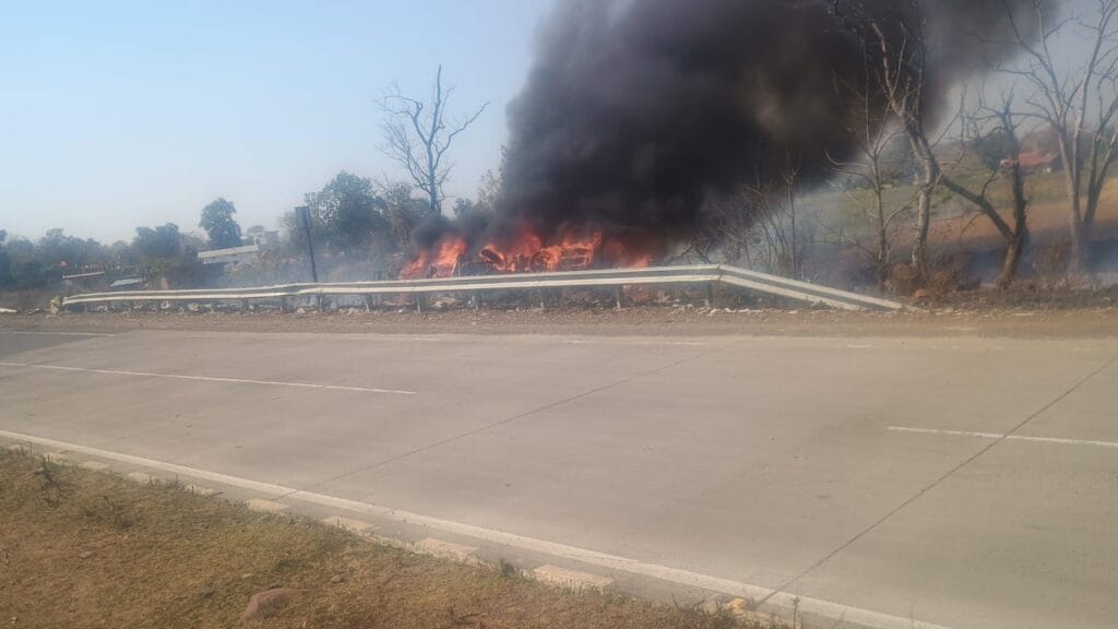 रायसेन में गैस टैंकर पलटने के बाद लगी आग, ड्राइवर-क्लीनर जिंदा जले 2 Fire broke out after gas tanker overturned in Raisen, driver-cleaner burnt alive, Raisen, Accident, Today Updates, Kalluram News