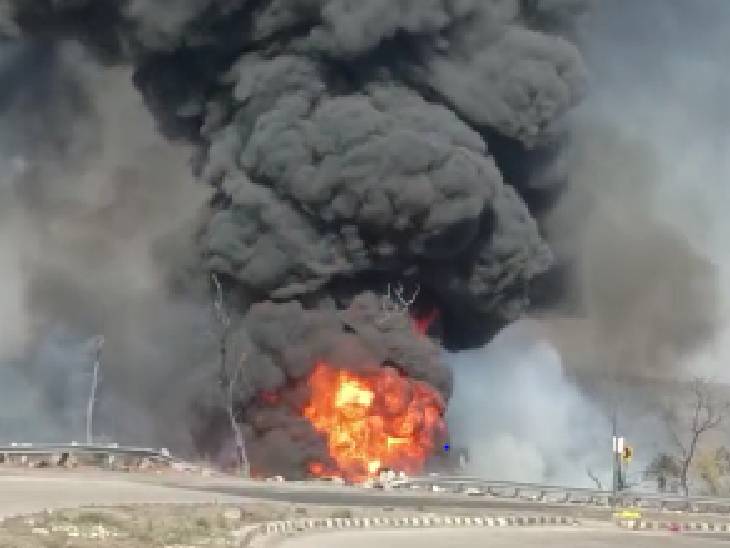 रायसेन में गैस टैंकर पलटने के बाद लगी आग, ड्राइवर-क्लीनर जिंदा जले 1 Fire broke out after gas tanker overturned in Raisen, driver-cleaner burnt alive, Raisen, Accident, Today Updates, Kalluram News