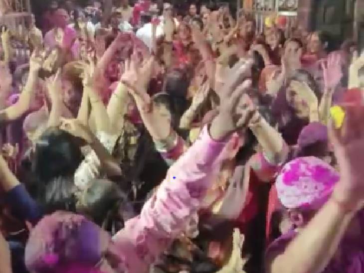 महाकाल मंदिर से लेकर इंदौर, भोपाल, जबलपुर और नर्मदापुरम में जलाई होली, एक-दूसरे को लगाया रंग 8 From Mahakal Temple to Indore, Bhopal, Jabalpur and Narmadapuram, Holi was lit, people applied colors to each other, Holika Dahan, Kalluram News, Ujjain, Bhopal, Holi, Today Updates
