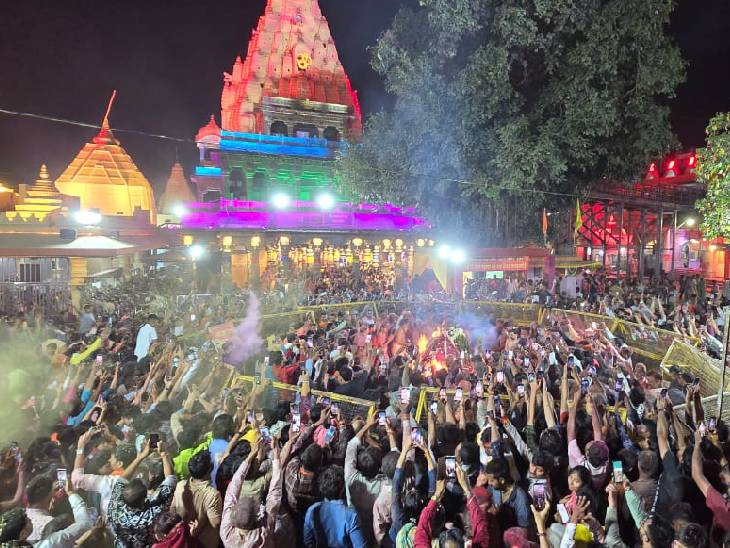 महाकाल मंदिर से लेकर इंदौर, भोपाल, जबलपुर और नर्मदापुरम में जलाई होली, एक-दूसरे को लगाया रंग 1 From Mahakal Temple to Indore, Bhopal, Jabalpur and Narmadapuram, Holi was lit, people applied colors to each other, Holika Dahan, Kalluram News, Ujjain, Bhopal, Holi, Today Updates