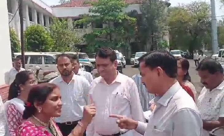 Guest teacher- I will commit suicide by writing your name, Chhindwara Collector said- Do whatever you want; Angry at not getting salary, Kalluram News, Chhindwara, IAS Chhindwara, Guest Faculty Salary