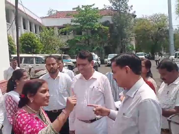 अतिथि शिक्षक- आपका नाम लिखकर सुसाइड कर लूंगी, छिंदवाड़ा कलेक्टर बोले- जो करना है कर लो; सैलरी नहीं मिलने पर भड़की 1 Guest teacher- I will commit suicide by writing your name, Chhindwara Collector said- Do whatever you want; Angry at not getting salary, Kalluram News, Chhindwara, IAS Chhindwara, Guest Faculty Salary