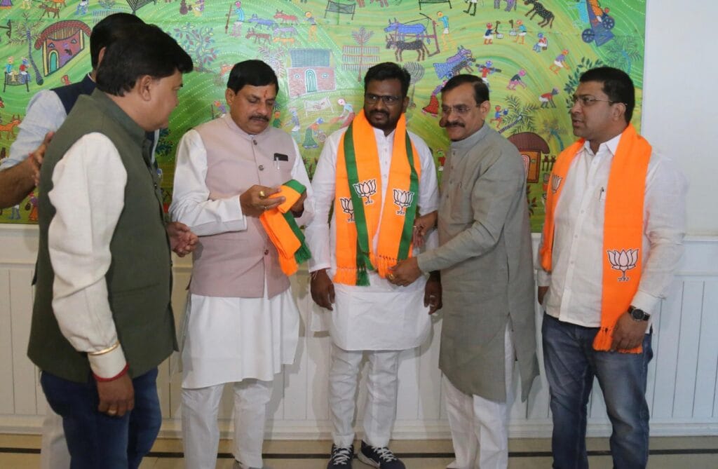 छिंदवाड़ा महापौर विक्रम अहाके भाजपा में शामिल, राहुल-प्रियंका ने भी की थी तारीफ 1 Chhindwara Mayor Vikram Ahake joins BJP, Rahul-Priyanka also praised him, Kalluram News, Chindwara, Politics,MP BJP, Loksabha Election 2024