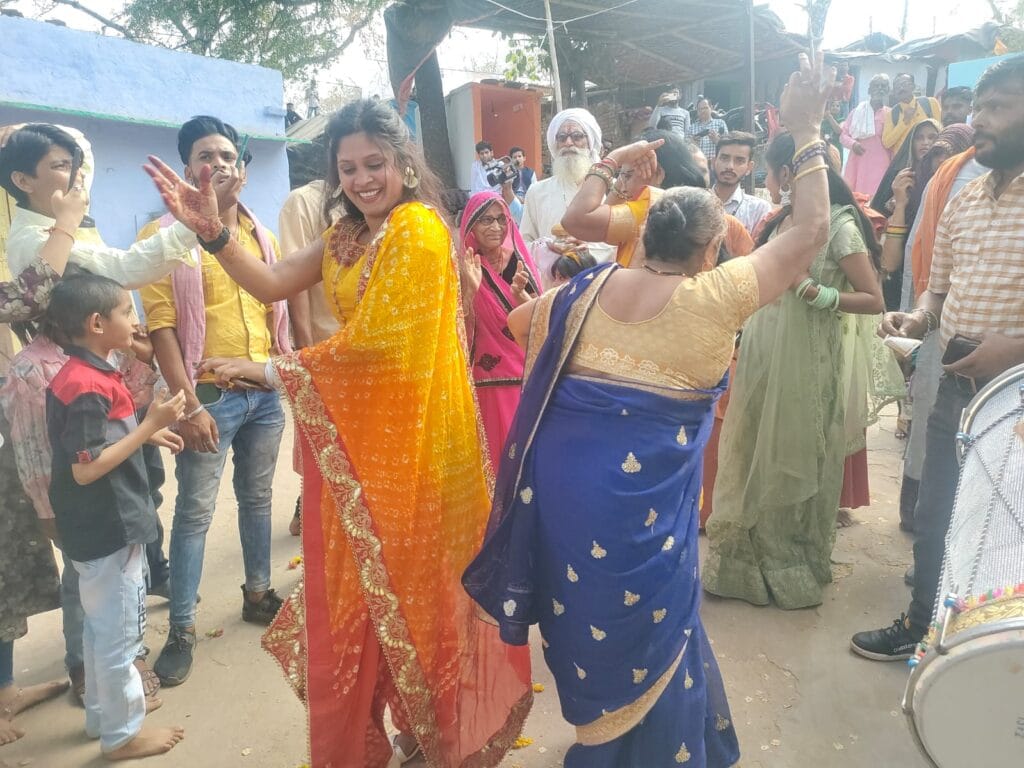 ग्वालियर में 23 साल की शिवानी ने लड्डू गोपाल से रचाई शादी, भगवान को हाथ लगाकर मांग भरी; वरमाला पहनाकर सात फेरे लिए 2 In Gwalior 23 year old Shivani got married to Laddu Gopal, offered her hand to God and made the demand; Took seven rounds wearing garland, Gwalior, Marriage, Kalluram News, Religion News, Amazing News