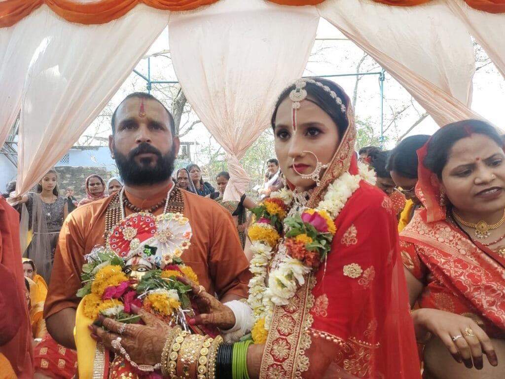 ग्वालियर में 23 साल की शिवानी ने लड्डू गोपाल से रचाई शादी, भगवान को हाथ लगाकर मांग भरी; वरमाला पहनाकर सात फेरे लिए 1 In Gwalior, 23 year old Shivani got married to Laddu Gopal, offered her hand to God and made the demand; Took seven rounds wearing garland, Gwalior, Marriage, Kalluram News, Religion News, Amazing News