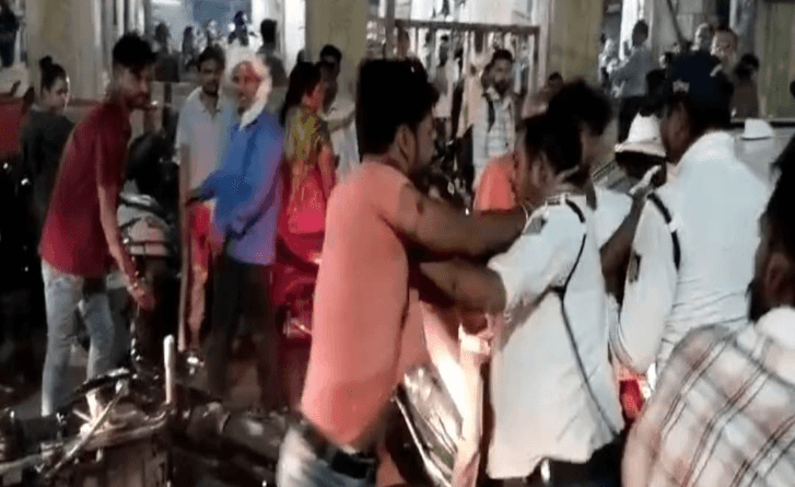 The traffic constable was slapped, bitten and thrown on the bullet; When youths were stopped from speeding in Gwalior, they broke down, Gwalior, Attacked On Police, Kalluram News, Crime