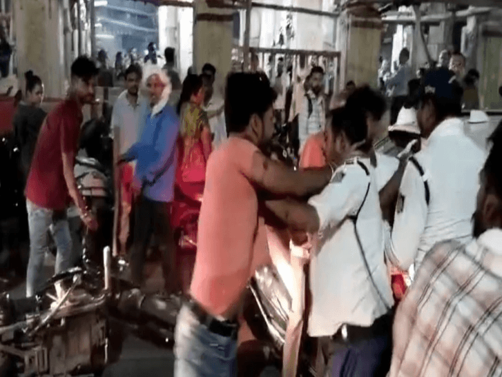 ट्रैफिक सिपाही को सरेराह मारे चांटे, दांत से काटा और बुलेट पर पटका; ग्वालियर में युवकों को ओवरस्पीड से रोका तो टूट पड़े 1 The traffic constable was slapped, bitten and thrown on the bullet; When youths were stopped from speeding in Gwalior, they broke down, Gwalior, Attacked On Police, Kalluram News, Crime