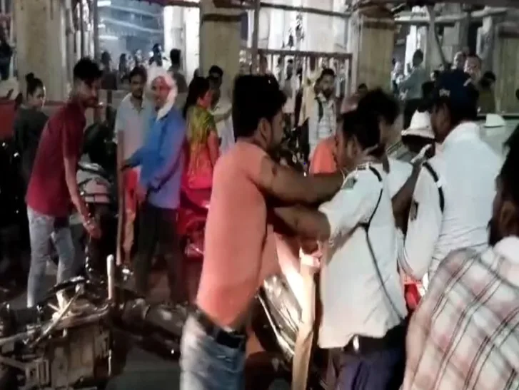 The traffic constable was slapped, bitten and thrown on the bullet; When youths were stopped from speeding in Gwalior, they broke down, Gwalior, Attacked On Police, Kalluram News, Crime