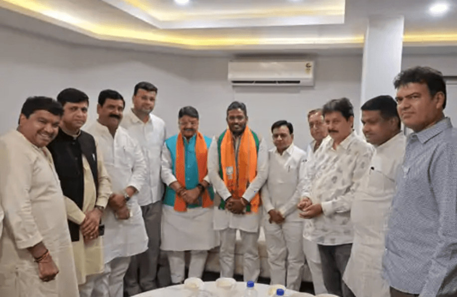 इंदौर कांग्रेस प्रत्याशी अक्षय कांति बम नाम वापस लेकर भाजपा में शामिल, 17 साल पुराने मामले दर्ज किया था केस; अब 14 उम्मीदवार मैदान में 2 Indore Congress candidate Akshay Kanti joins BJP by withdrawing Bam's name, 17 year old case was registered against him; Clash between workers of both parties, Indore, BJP Political Drama in Indore, Kalluram News, Loksabha Election 2024