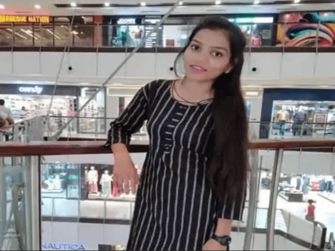 ‘मेरी मैय्यत पर वक्त पर आना’ लिखकर छात्रा फंदे पर झूली, परिवार बोला- हम समझ नहीं पाए 1 Girl student hanged herself after writing 'come on time for my dead body', family said - we could not understand, Indore, Commite Suicide, Kalluram News, Crime