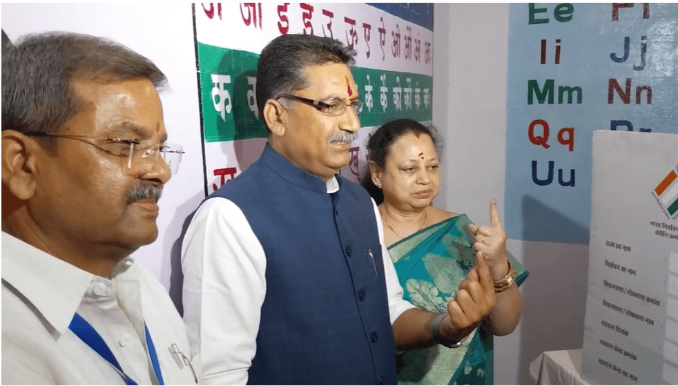 जबलपुर लोकसभा सीट पर वोटिंग, पीठासीन अधिकारी निलंबित; शाम 5 बजे तक 56.74% मतदान 3 Voting on Jabalpur Lok Sabha seat: Presiding officer suspended; 56.74% voting till 5 pm, Jabalpur, Kalluram News, Loksabha Election 2024, Today Updates