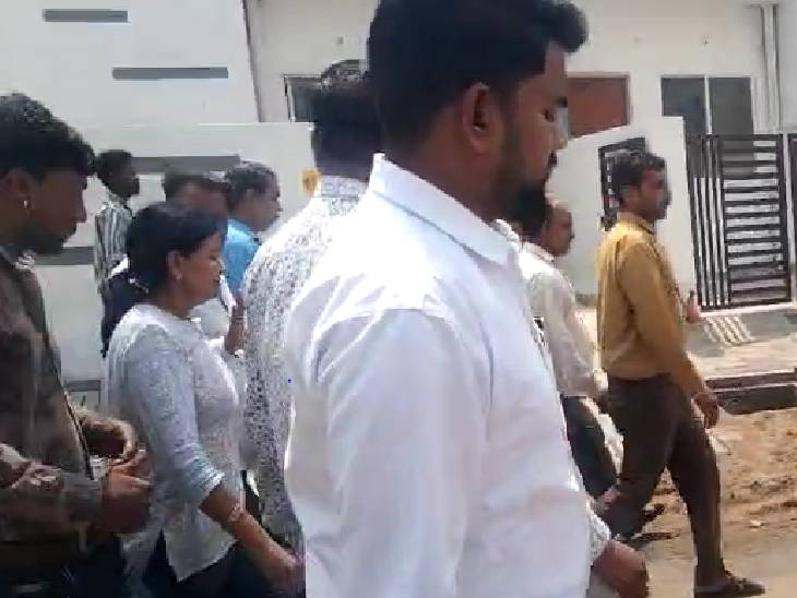 भोपाल के मालीखेड़ी की सरकारी कॉलोनी में गुंडागर्दी, कवर्ड कैम्पस में पार्षद की मौजूदगी में 150 से ज्यादा घुसे लोग, गेट तोड़े 4 Hooliganism in the government colony of Malikhedi, Bhopal, more than 150 people entered the covered campus in the presence of councilor, broke the gate, Kalluram News, Bhopal, PMAY Bhopal, Nagar Niagam Bhopal, Rukus