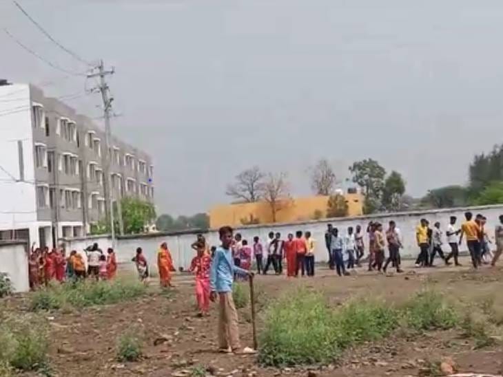 भोपाल के मालीखेड़ी की सरकारी कॉलोनी में गुंडागर्दी, कवर्ड कैम्पस में पार्षद की मौजूदगी में 150 से ज्यादा घुसे लोग, गेट तोड़े 3 Hooliganism in the government colony of Malikhedi, Bhopal, more than 150 people entered the covered campus in the presence of councilor, broke the gate, Kalluram News, Bhopal, PMAY Bhopal, Nagar Niagam Bhopal, Rukus