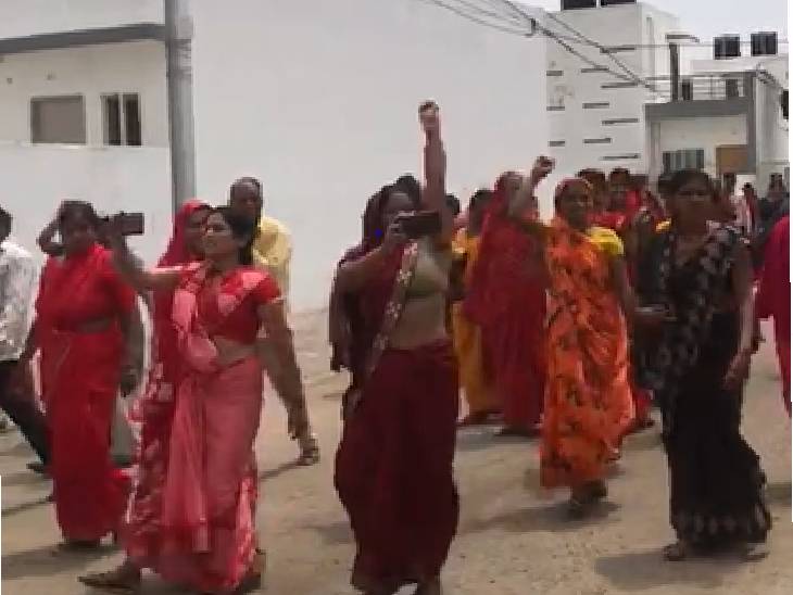 भोपाल के मालीखेड़ी की सरकारी कॉलोनी में गुंडागर्दी, कवर्ड कैम्पस में पार्षद की मौजूदगी में 150 से ज्यादा घुसे लोग, गेट तोड़े 2 Hooliganism in the government colony of Malikhedi, Bhopal, more than 150 people entered the covered campus in the presence of councilor, broke the gate, Kalluram News, Bhopal, PMAY Bhopal, Nagar Niagam Bhopal, Rukus