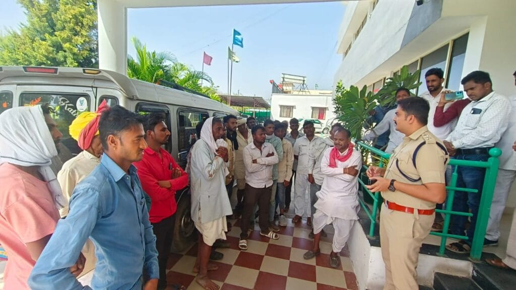 पत्नी बगल में सोती रही, पति की कुल्हाड़ी मारकर हत्या, रतलाम में शव लेकर एसपी ऑफिस पहुंचे परिजन 2 Wife kept sleeping next to her, husband murdered with an axe, family members reached SP office with dead body in Ratlam, Ratlam, Kalluram News, Murder, Crime