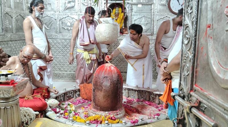 Pandit Dhirendra Shastri performed Rudrabhishek in Mahakal temple; Said- India should be a Hindu nation, the opponents should be ridiculed, Ujjain, Kalluram News, Pandit Dhirendra Krishna Shashtri, Today Updates