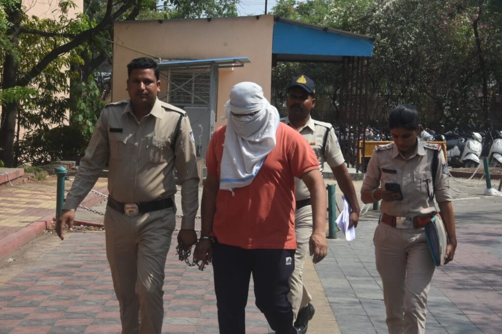 Bhopal में बच्ची से रेप के आरोप में ज्ञानगंगा स्कूल संचालक गिरफ्तार, बच्ची बोली- इन्हीं अंकल ने गंदा काम किया 1 Director of Gyanganga School, accused of raping a girl in Bhopal, arrested, the girl said - this uncle did the dirty work, Bhopal, Gyanganga School Bhopal, Kalluram News, Today Updates