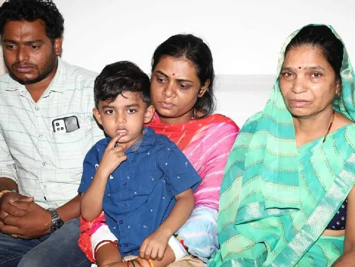कश्मीर में शहीद हुए छिंदवाड़ा का जवान पंचतत्व में विलीन, गार्ड ऑफ ऑनर के बाद 5 साल के बेटे ने दी मुखाग्नि 2 Chhindwara soldier martyred in Kashmir joins Panchatattva, after guard of honor 5 year old son lit the funeral pyre, Kalluram News, Chhindwara, Vicky Pahare, Airforce, MP News, Today Udates