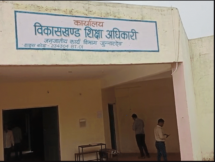 छिंदवाड़ा में BEO ऑफिस में 1.32 करोड़ का गबन, बाबू ने पत्नी-बहन, दोस्तों-रिश्तेदारों के अकाउंट में रुपए ट्रांसफर; मृत सहकर्मी को भी नहीं छोड़ा  1 Embezzlement of Rs 1.32 crore in BEO office in Chhindwara, Babu transferred money to the accounts of wife, sister, friends and relatives; Didn't spare even the dead colleague, Chhindwara, Kalluram News, Today Updates, Fraud