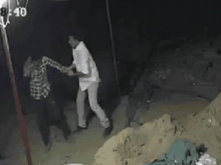 BJP के पूर्व मंत्री के बेटे ने युवक को पीटा, आरोप- फ्री में मांगी थी शराब, नहीं देने पर मारे लात-घूंसे 1 Son of former BJP minister beats up young man, alleges he had asked for free liquor, but kicked and punched him for not giving it, Damoh, Kalluram Nes, Today Updates, Crime, Ramkrishan Kusumria