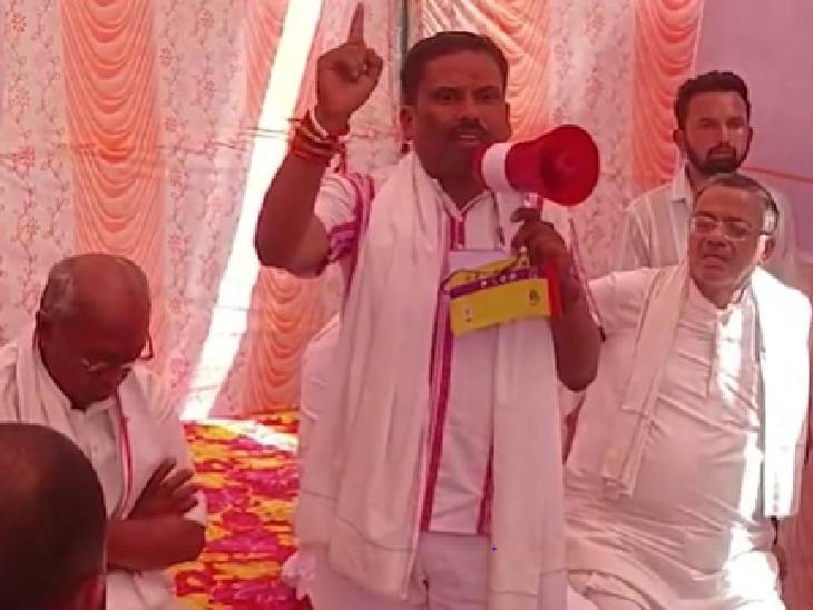 पूर्व मंत्री मरकाम बोले- शाह हमारे यहां ऐसा बोलते, तो कूटे जाते, गृहमंत्री के जनाजा निकालने वाले बयान पर पलटवार 1 Former minister Markam said - If Shah had said this in our place, he would have been beaten, countered on the statement of Home Minister on taking out the funeral procession, Kalluram News, Today Updatem Loksabha Election 2024, Political Controversy, Amit shah