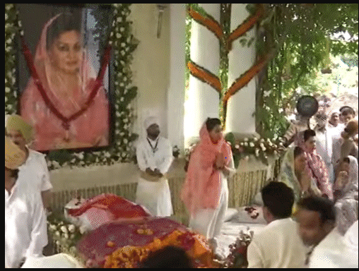 माधवी राजे की पार्थिव देह रानी महल में रखी, अंतिम दर्शन के बाद सिंधिया छत्री में किया जाएगा पंचतत्व में विलीन 1 Madhavi Raje's mortal remains kept in Rani Mahal, after last darshan it will be merged into Panchatatva at Scindia Chhatri, Madhvi Raje Creamation, Kalluram News, Today Updates, MP News, Scindia Family