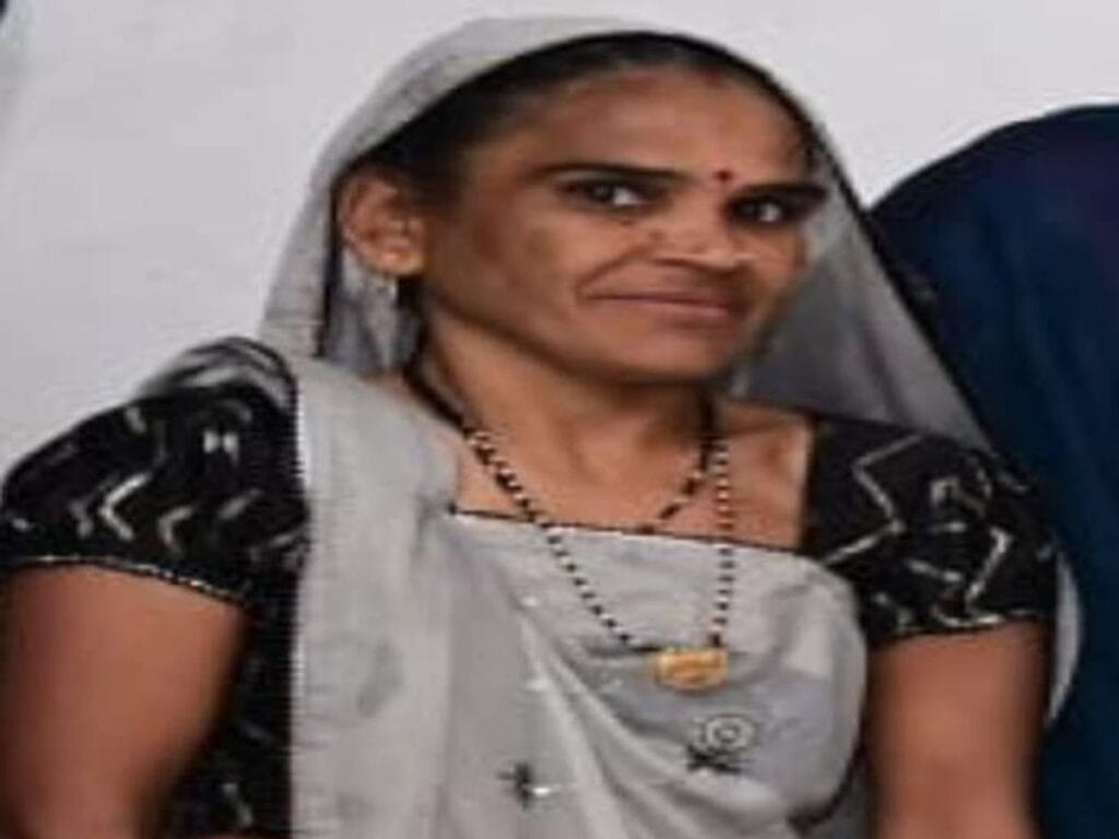 इंदौर में बेटियों के सामने पत्नी का मर्डर, मैकेनिक ने छाती पर बैठकर मूसल से वार किए; 5 घंटे तड़पती रही 1 Wife murdered in front of daughters in Indore, mechanic sat on her chest and attacked her with a pestle; I was in pain for 5 hours, Kalluram News, Today Updates, Crime, Murder