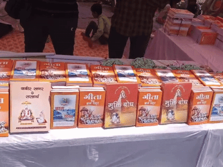 इंदौर में बाबा रामपाल के शिविर में हिंदू संगठन कार्यकर्ताओं का हंगामा, बोले-किताबों में पूर्वजों की पूजा को भूत-पूजा बताया; केस दर्ज 1 Hindu organization workers created ruckus in Baba Rampal's camp in Indore, said that worship of ancestors in books was described as ghost worship; Case registered, Kalluram News, Today Updates, Indore, MP News