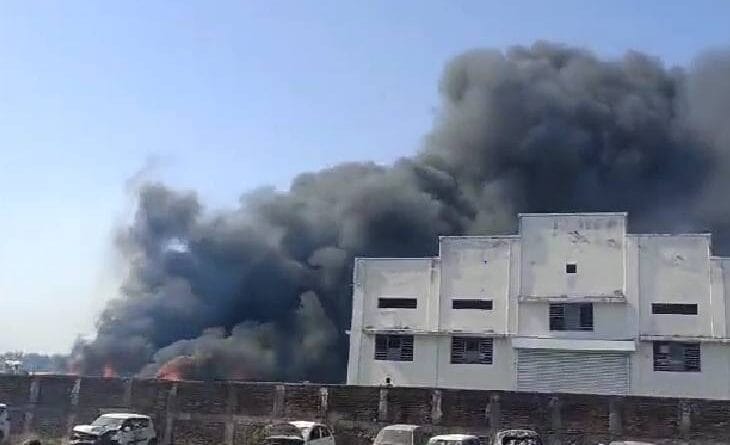 Fire breaks out in scrap warehouse in Jabalpur, 5 vehicles destroyed, Jabalpur, Fire, Kalluram News, Accident