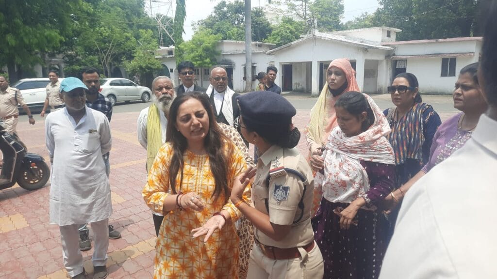 Jabalpur SP ऑफिस में महिला ने खुद पर डाला पेट्रोल, बोली- पति-सास-ससुर मांगते हैं दहेज, घर से निकाला 1 Woman pours petrol on herself in Jabalpur SP office, says husband, mother-in-law and father-in-law demand dowry, Jabalpur, Kalluram News, Crime, Today Updates