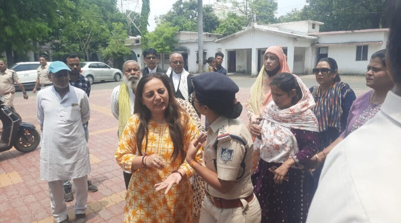 Woman pours petrol on herself in Jabalpur SP office, says husband, mother-in-law and father-in-law demand dowry, Jabalpur, Kalluram News, Crime, Today Updates