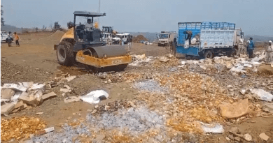 जबलपुर में डेढ़ करोड़ की शराब पर चलाया रोड रोलर, 10 ट्रकों में भरकर ले गए एक लाख 47 हजार लीटर शराब 5 Road roller ran on liquor worth Rs 1.5 crore in Jabalpur, one lakh 47 thousand liters of liquor was taken away in 10 trucks, Kalluram News, Today U{dates, Police Action, Jabalpur