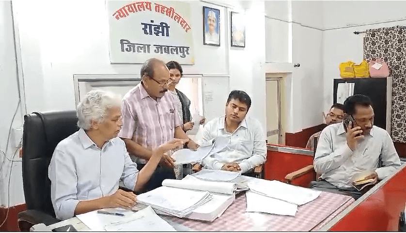 जबलपुर कलेक्टर ने तहसीलदार काे लगाई फटकार, निरीक्षण के दौरान व्यवस्था सुधारने के निर्देश 1 Jabalpur Collector reprimands Tehsildar, instructions to improve the system during inspection, Jabalpur, Jabalpur Collector, KAlluram News
