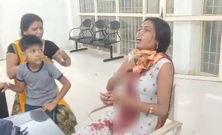 In Jabalpur, the husband slit his throat at Sarebazar, the wife reached the police station in a bloody condition; Police admitted to hospital, Jabalpur, Kalluram News, Today Updates, Crime