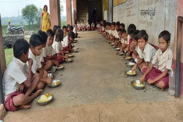 Schools closed during holidays, still distributing mid-day meals; School in-charges are uploading information in MP; Central government caught the error, Kalluram News, Today Updates, Mid Day Meal Scam, Today Updates