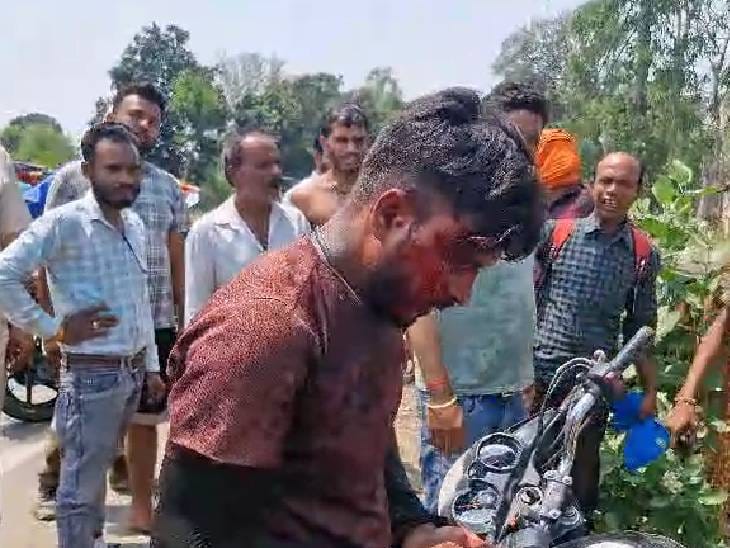 लुटेरे के पैर बांधे, घसीटा और मारे लात-घूंसे, रीवा में महिला की चेन छीन कर भाग रहे थे दो बदमाश 2 The robber's legs were tied, he was dragged and he was kicked and punched. Two miscreants were running away after snatching a woman's chain in Rewa, Rewa, Kalluram News, Today Updates, Crime